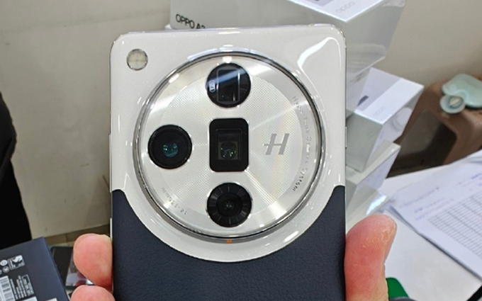 OPPO Find X7 Ultra真机曝光，后摄模组异常庞大，影像实力不容小视