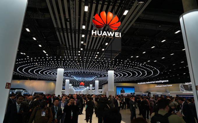 MWC2024丨华为携全系列亮相，发布首个5.5G智能核心网