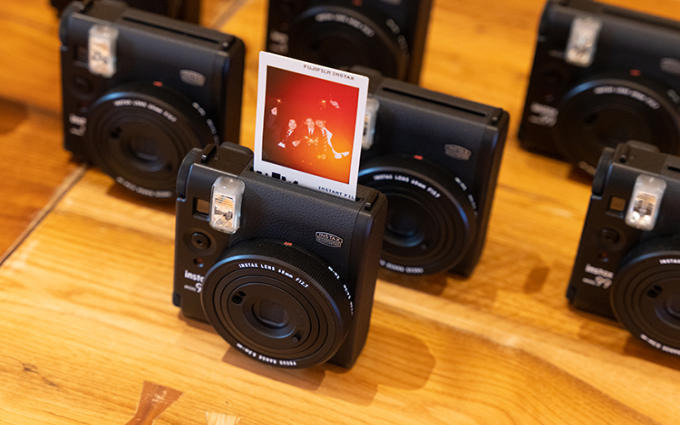 富士instax发布mini 99一次成像相机 6种色彩效果玩转流光艺术