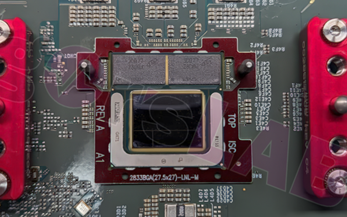 英特尔Lunar Lake-MX处理器真机图现身：CPU与GPU均为八核