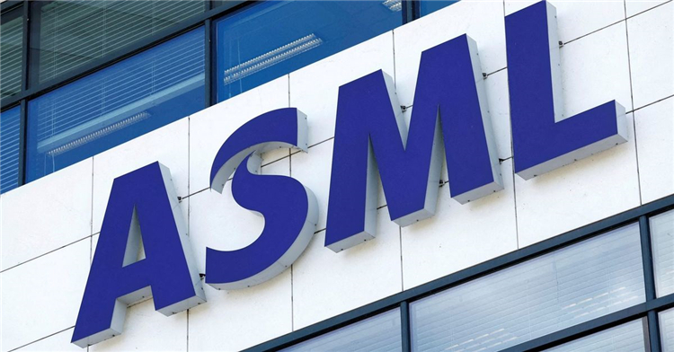 差距进一步扩大？ASML第三代EUV光刻机交付，用于2nm芯片报价约13亿元
