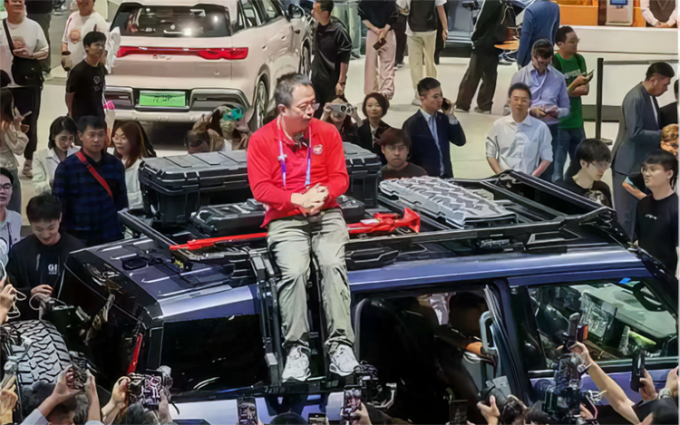 两个中年男人，“秒杀”千万车模，北京车展C位竟是这俩“网红”