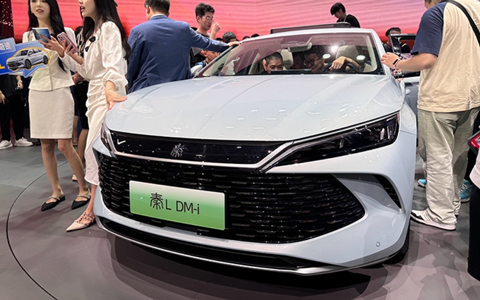 比亚迪展示秦L与海豹06 DM-i汽车：2100公里续航再创“工业奇迹”