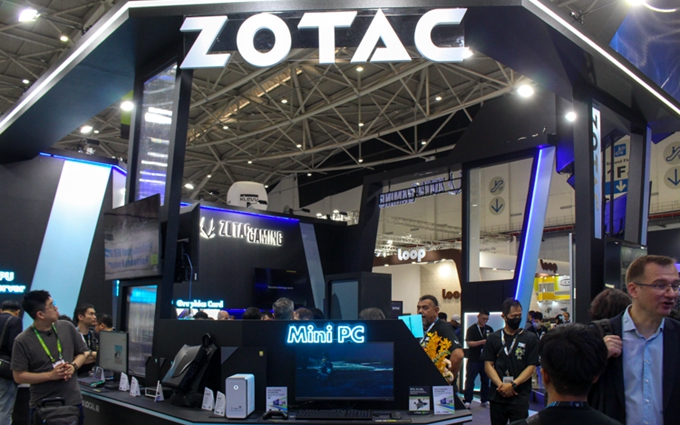 索泰展示ZOTAC ZONE：搭载锐龙7处理器，比Steam掌机更大