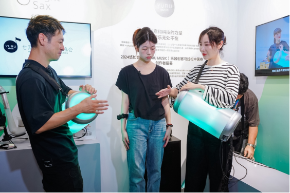SPYAIR鼓手KENTA与游戏达人女流在BW2024演绎《Orange》