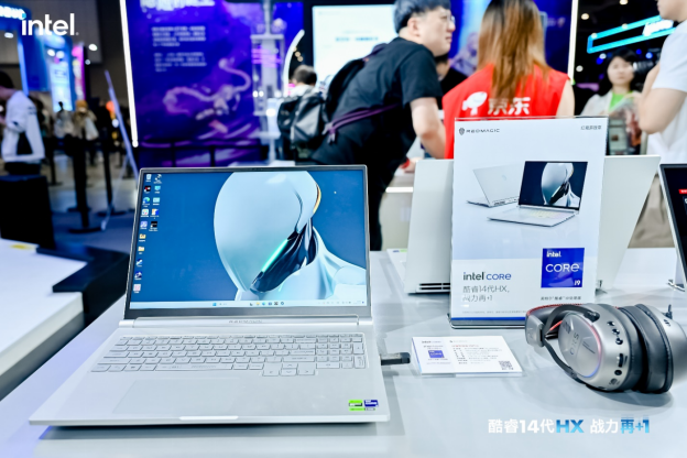 英特尔携百台酷炫 PC 在 Bilibili World 2024 现场“整活”