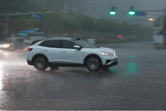 地平线高阶智驾方案SuperDrive挑战雨天晚高峰，全程无接管堪称“老司机”