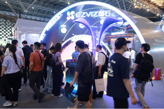 萤石网络携家庭助理机器人RK3亮相2024世界人工智能大会