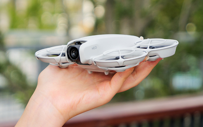 DJI NEO评测:掌上起飞、多种玩法,看大疆如何定义无人机自拍赛道?