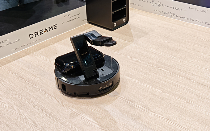 “长出手”的扫地机器人居然出现在了追觅CES展台!