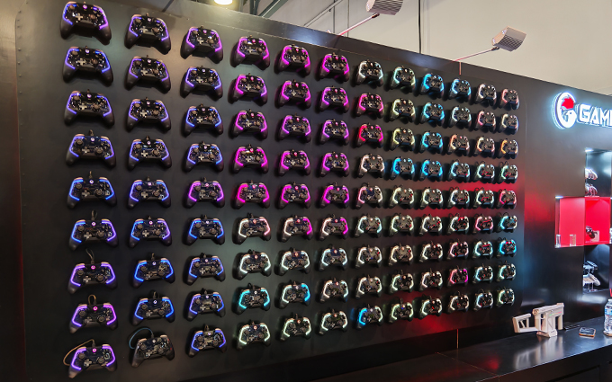 盖世小鸡携手柄等外设产品亮相CES2025,助阵玩家打出超神表现