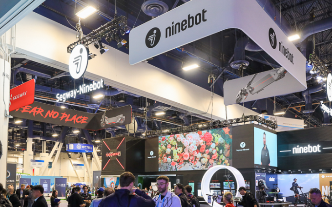 张朝阳都来体验!九号公司亮相CES,聚焦智能短交通与服务机器人