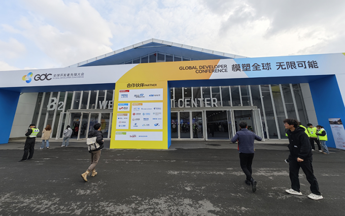 2025全球开发者先锋大会正式启动:AI技术全面大爆发,机器人也在进化