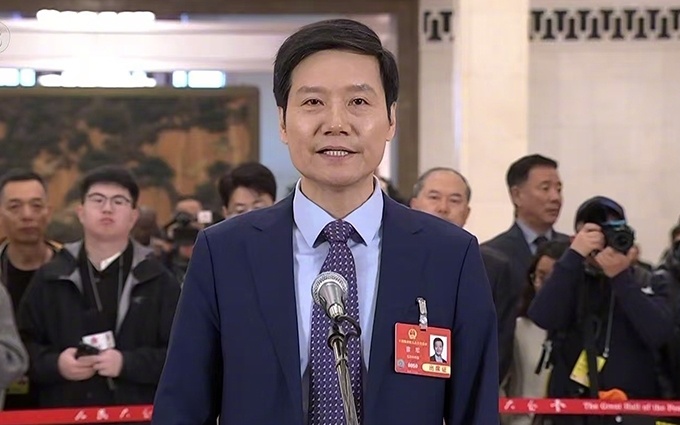 谁上都紧张！雷军亮相首场代表通道，称每卖出7部手机就有1部是小米