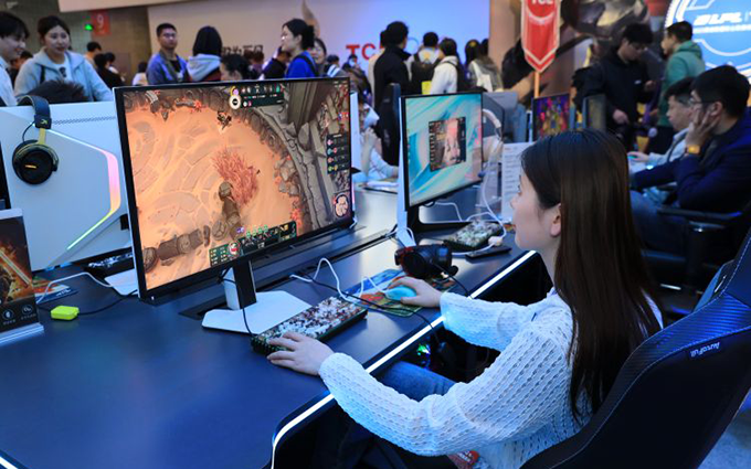 奥运冠军许昕现场体验好评,雷鸟携98吋电视+32吋显示器亮相AWE 2025!