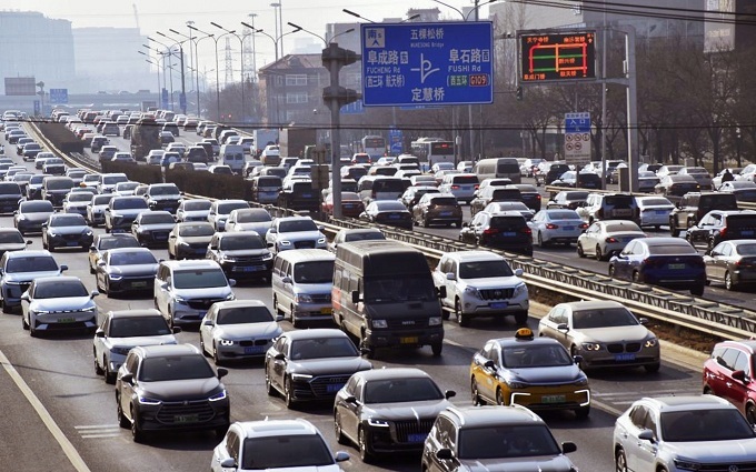 9米林肯假期硬闯川藏线？造成数小时大堵车