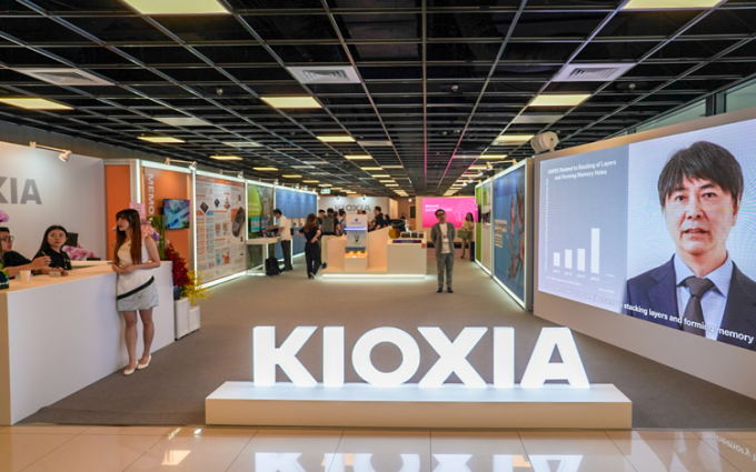 铠侠携企业与消费级存储亮相COMPUTEX 2025:光学接口SSD实现30米满血传输