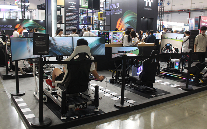 Thermaltake把赛车模拟器驾驶舱带到COMPUTEX 2025，观众现场玩嗨了！
