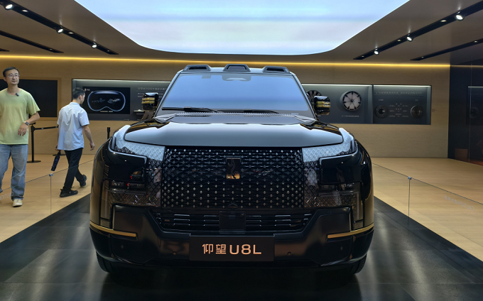 24K金车标、全新配色!2025粤港澳车展,仰望U8L重新定义奢华硬派SUV!