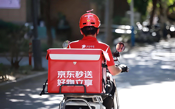 京东外卖试点骑手帮扔垃圾，网友：脏！强烈反对！