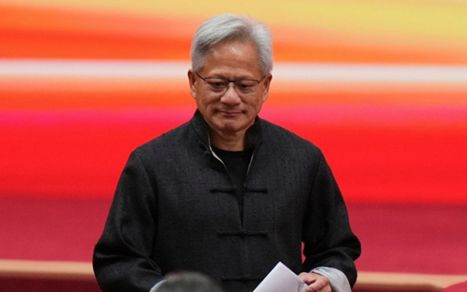 穿唐装讲中文，还要买小米汽车，黄仁勋太想做中国生意了