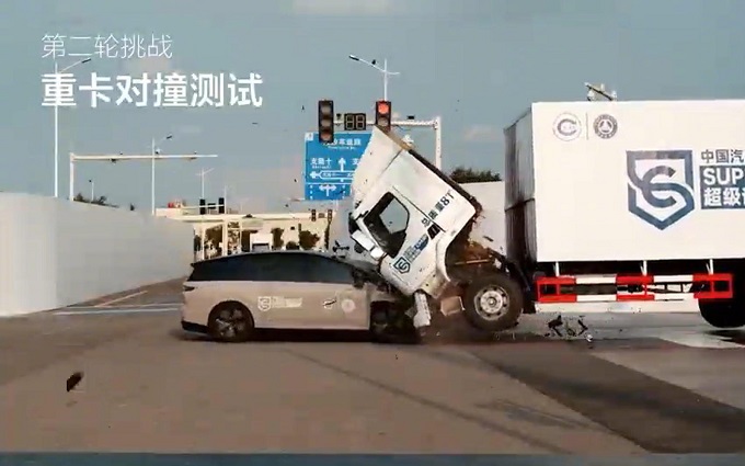 理想i8与乘龙卡车对撞测试，惊动厂家？网友：再撞一次！