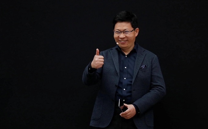 余承东回应“第一次进局子”：在玩手机，没睡觉！