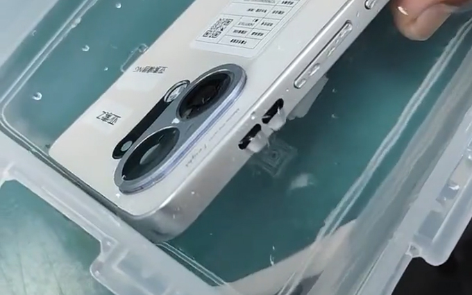 号称满级防水的OPPO K13 Turbo视频曝光：风扇在水下吹泡泡