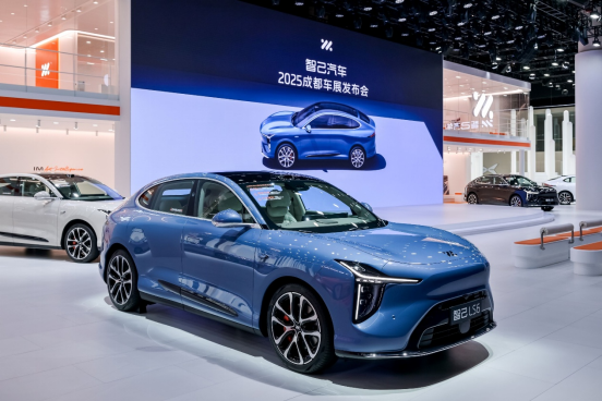 预售订单破48,000台！2025成都车展，超级增程就看智己！