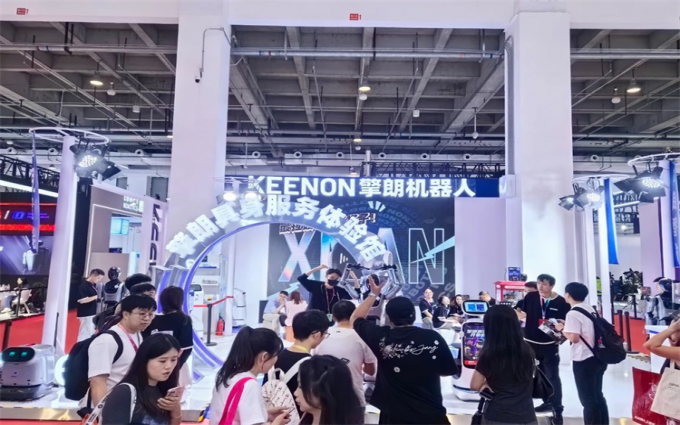 擎朗智能亮相2025世界机器人大会 多形态具身服务机器人生态引领行业变革