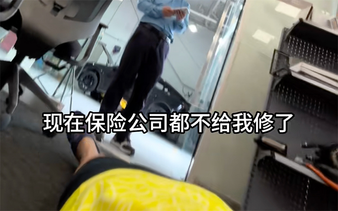 车主躺特斯拉店里维权：过减速带就弹行人保护，已修4次仍未解决
