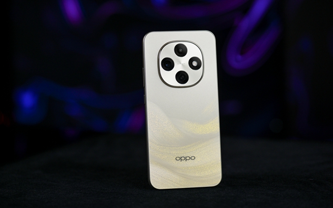 流水生金的OPPO A6 Pro外观，背面仿佛贴上了一层金箔碎片