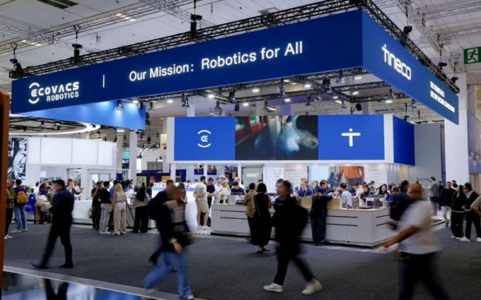 IFA 2025：科沃斯首款无限续航滚筒洗地机器人地宝X11全球亮相