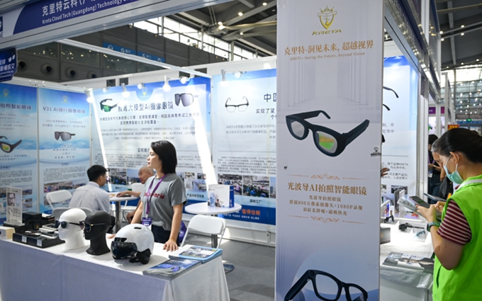 克里特于IEAE展示多款数码AI眼镜：小米给行业带来新活力