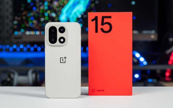 一加15测评：165Hz超高刷屏搭配7300mAh电池，游戏体验流畅持久
