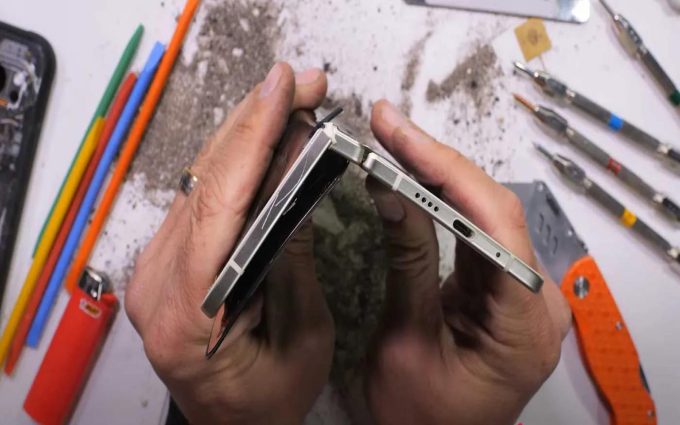 iPhone Air躺赢,谷歌Pixel 10 Pro Fold暴力测试中着火