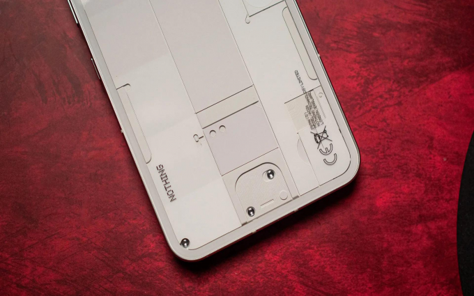 Nothing推出首款入门级手机,采用标志性透明设计,但配置缩水