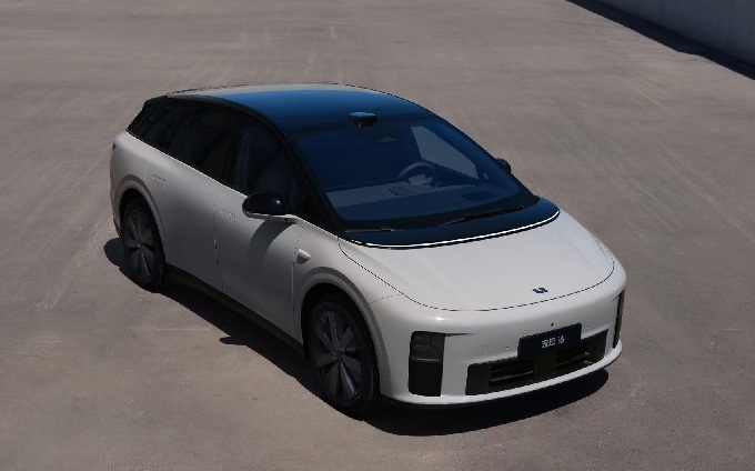 理想i6撞大货车!A柱坚挺,车没起火,安全到底和什么有关?