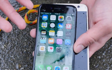 iPhone 7和Galaxy S7同时掉进水里 你先救谁？