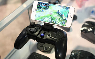 游戏外设同样有科技 CES2018小鸡推出新款触摸板手柄G5