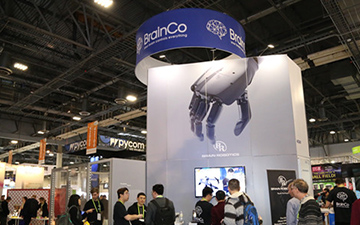 意念控制机械臂  BrainCo黑科技现身CES2018