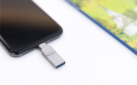 iPhone轻松扩容   金士顿DataTraveler Bolt Duo评测