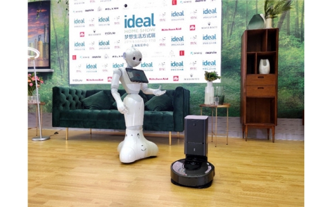 Pepper携新朋友iRobot扫地机器人亮相2019梦想生活方式展