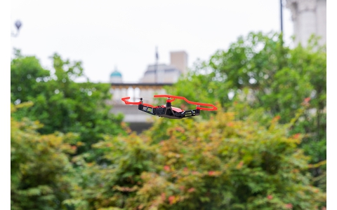 冥想之力翱翔天空 UDrone意念无人机评测