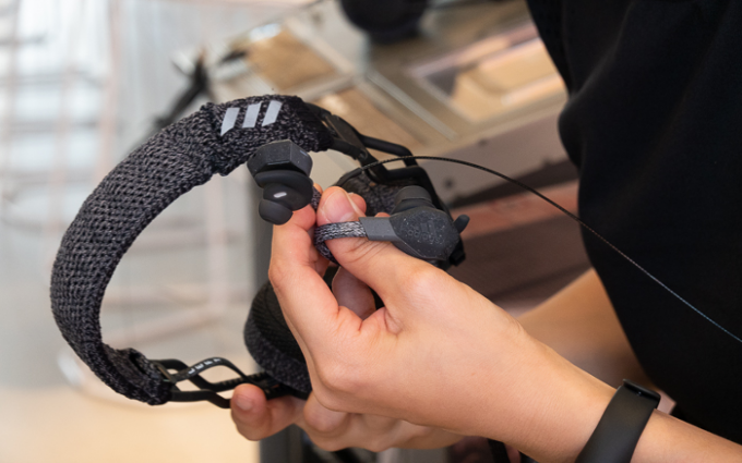 adidas专为喜爱运动的你带来了定制版蓝牙耳机！