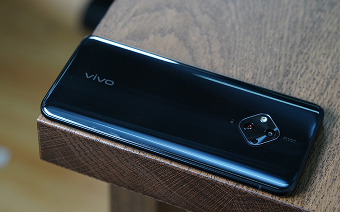 vivo S5：与众不同的后摄与时隐时现的前摄照亮你的美