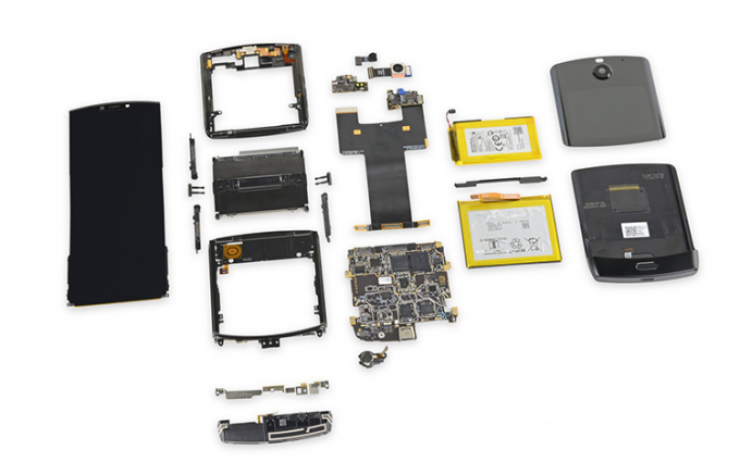 iFixit拆解摩托罗拉Razr：可修复性仅为1分 迄今结构最复杂手机