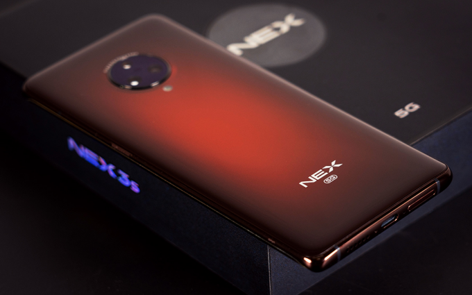 ​vivo NEX 3S手机评测：瀑布屏幕结合柔润琥珀的艺术品