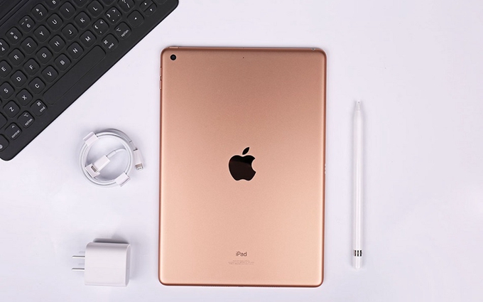 苹果iPad8真机图赏：颜值出众依旧 全尺寸键盘好手感