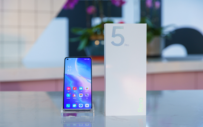 OPPO Reno5 Pro评测：绚丽星钻AI焕采衬托时尚女郎